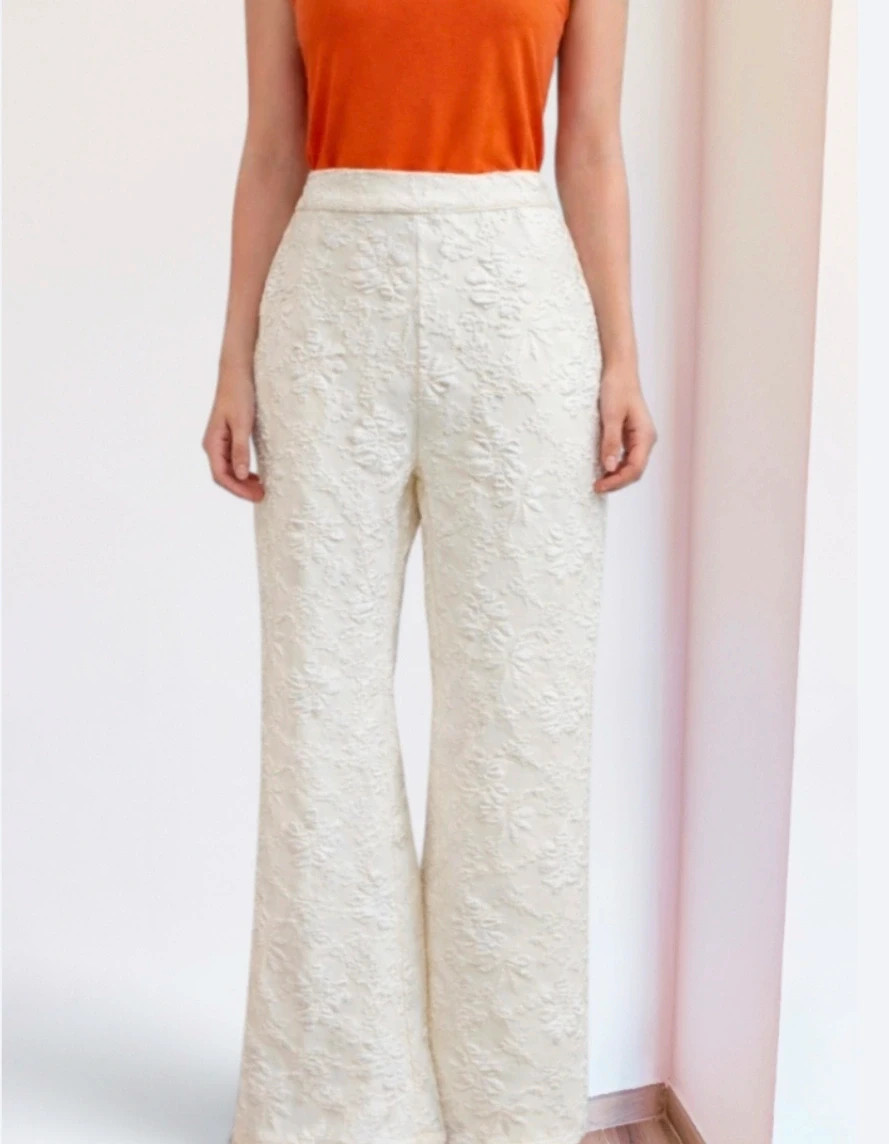 🌺Pantalón tono crema con flores en relieve de pata ancha