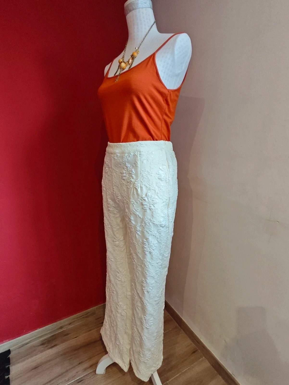 🌺Pantalón tono crema con flores en relieve de pata ancha – taille XL / 42 / 14 4