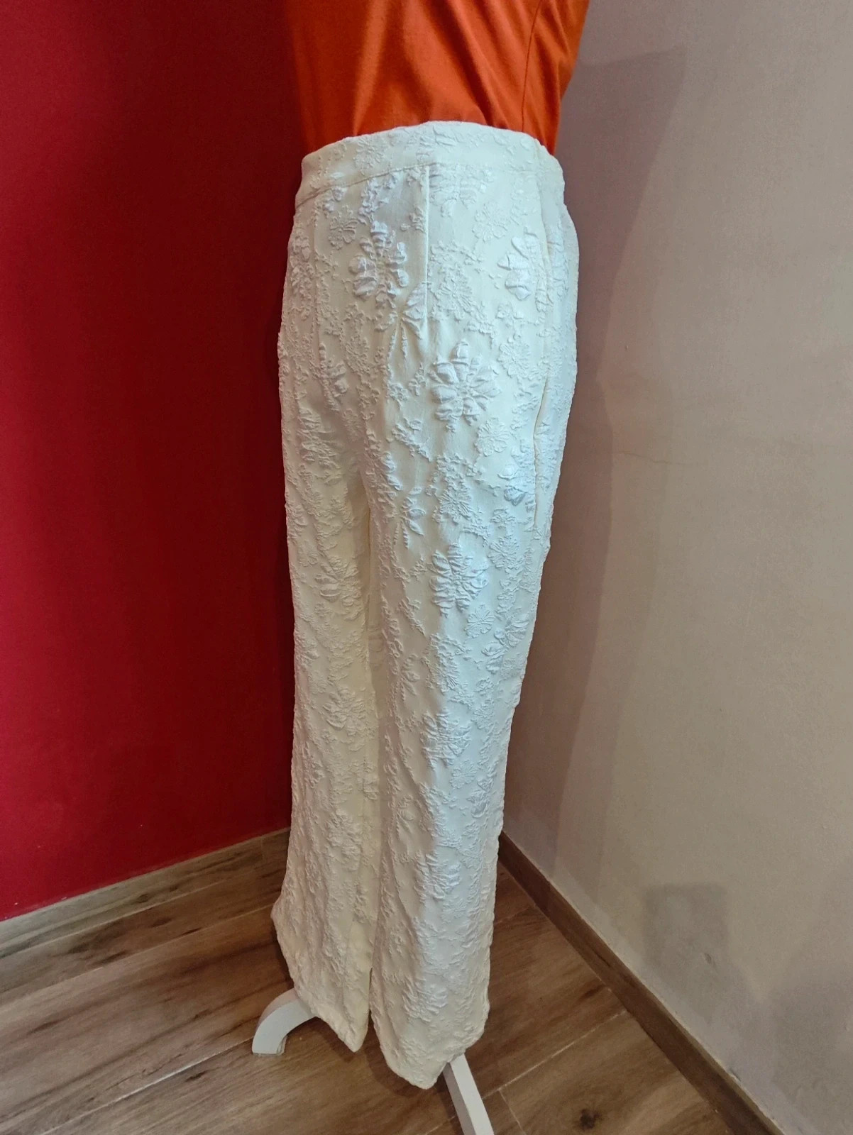 🌺Pantalón tono crema con flores en relieve de pata ancha – taille XL / 42 / 14 5