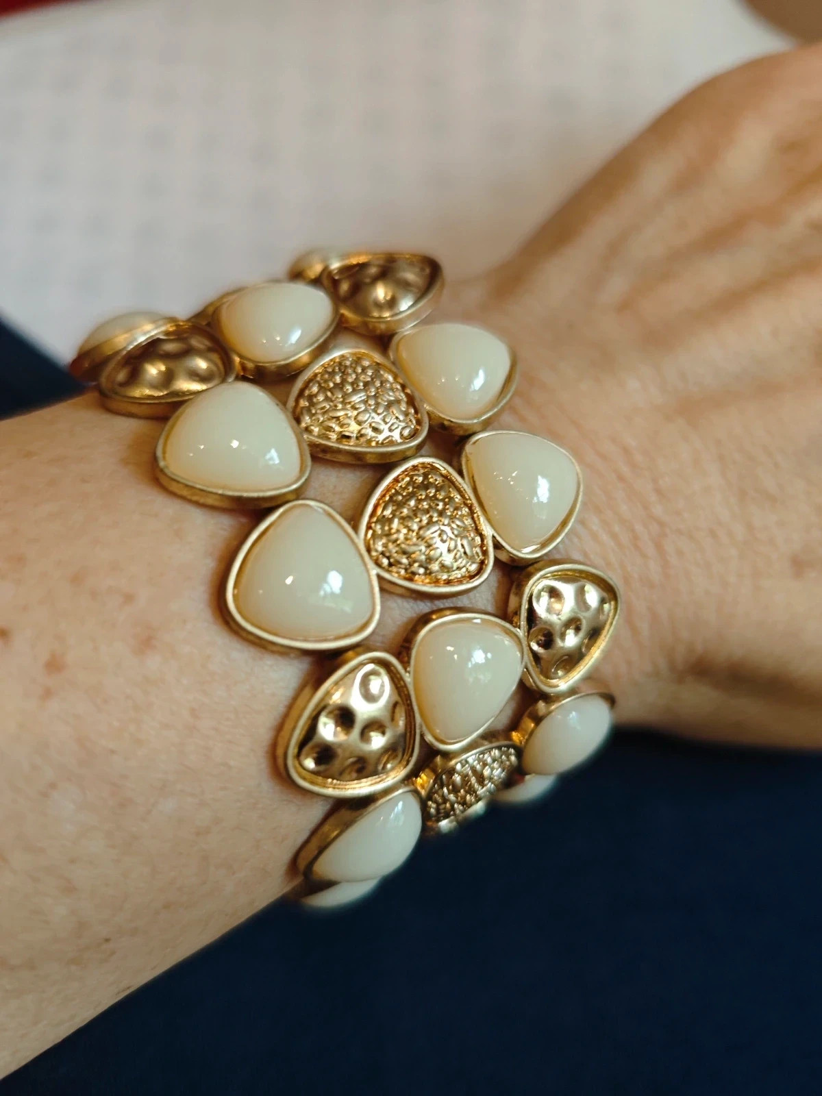 🌺 Pulsera con abalorios tono salmón clarito y dorado 2