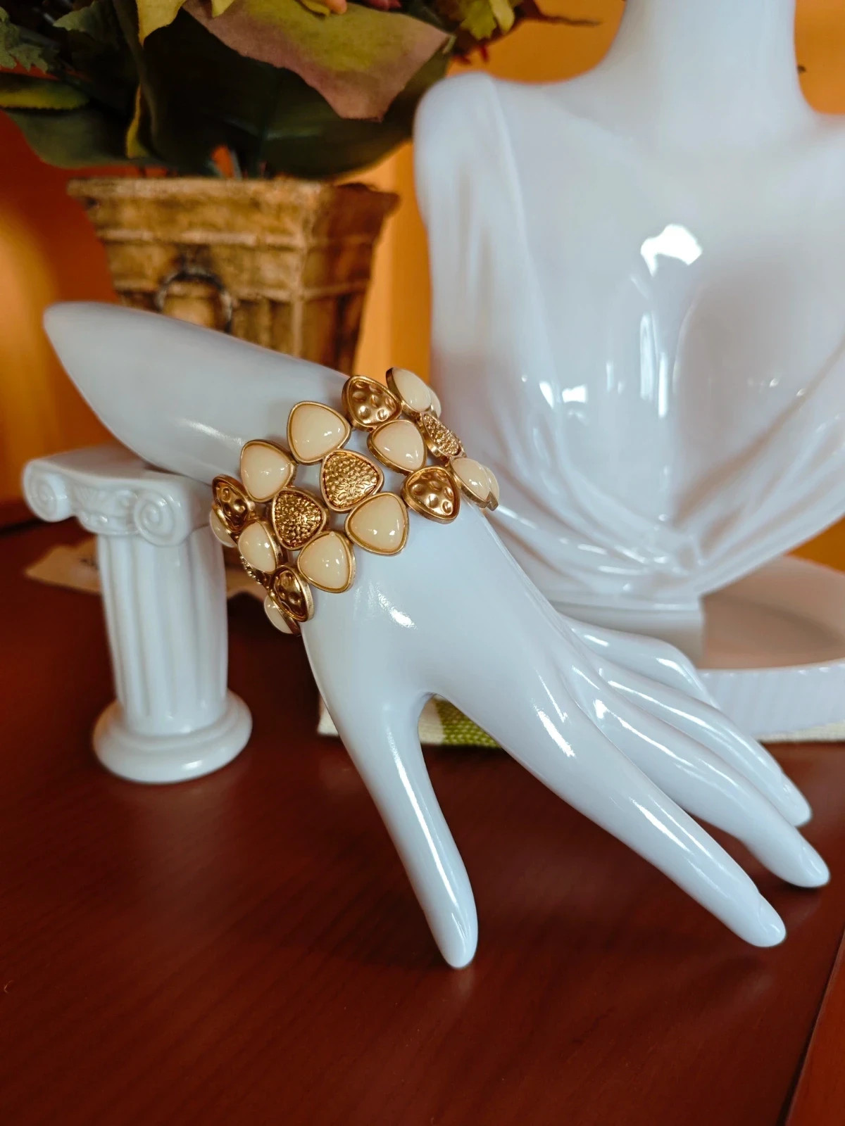 🌺 Pulsera con abalorios tono salmón clarito y dorado 5