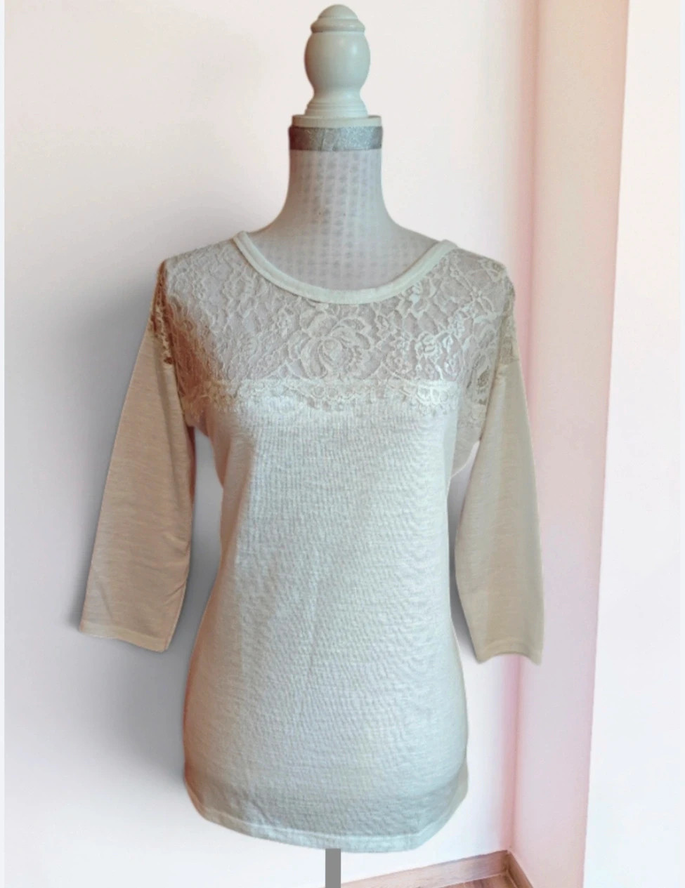 🌺Camiseta blanca con blonda en pecho
