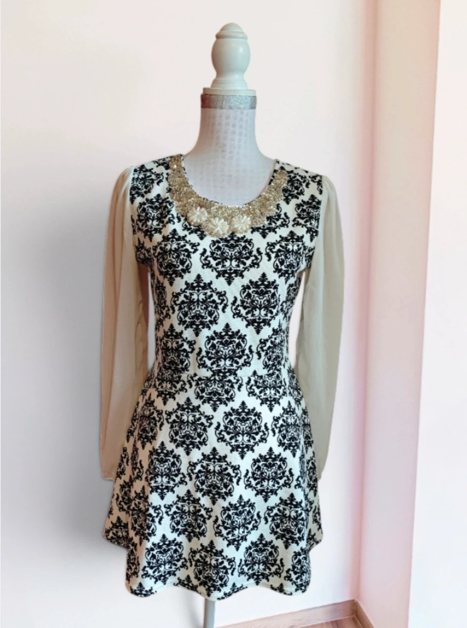 🌺Vestido eventos estampado damasco blanco y negro con aplicación collar de perlas y lentejuelas
