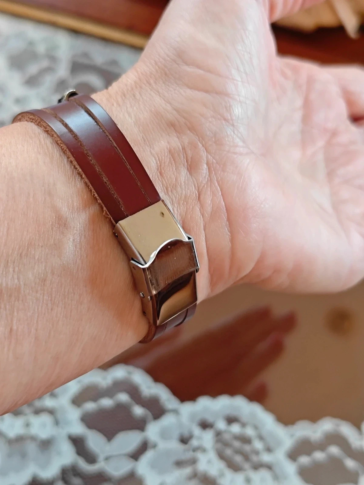 🌺 Pulsera de tiras de piel marrón con charms y cierre de acero 2