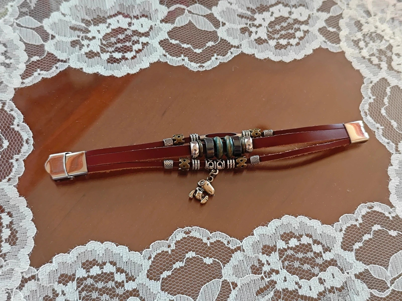 🌺 Pulsera de tiras de piel marrón con charms y cierre de acero 3