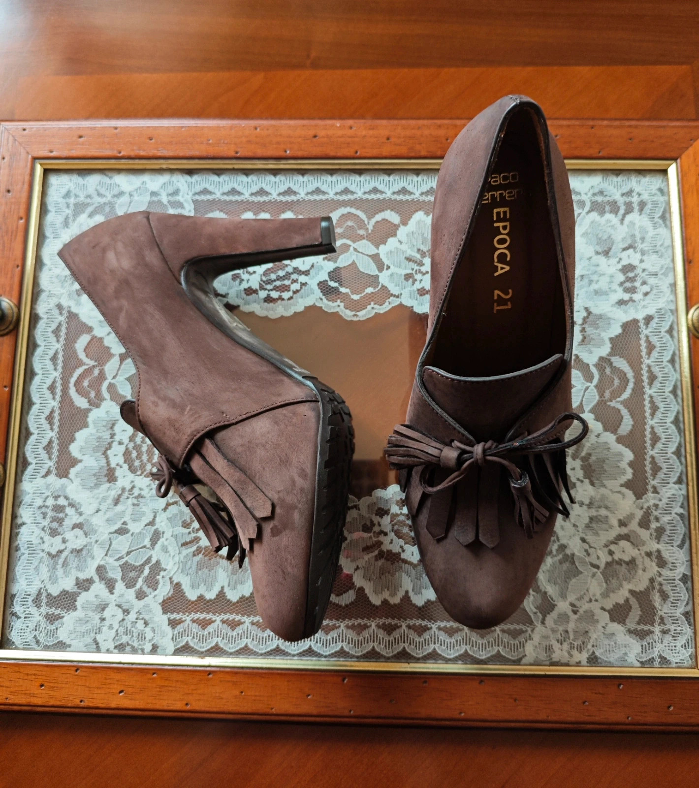 🌺 Zapatos de piel marrón con solapa, flecos y lazo, de Paco Herrero