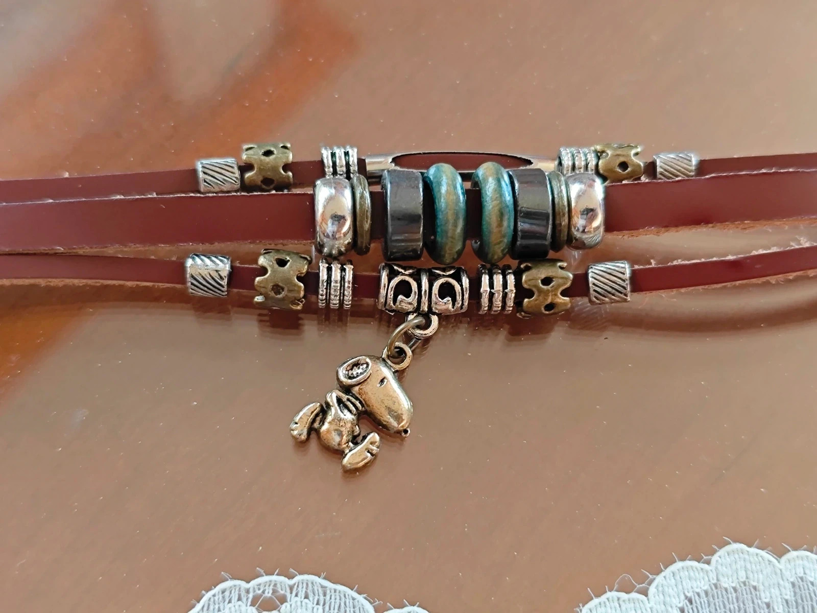 🌺 Pulsera de tiras de piel marrón con charms y cierre de acero 4