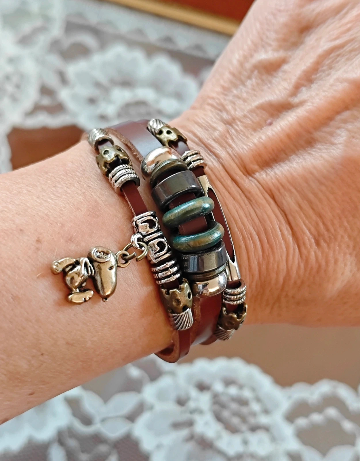 🌺 Pulsera de tiras de piel marrón con charms y cierre de acero