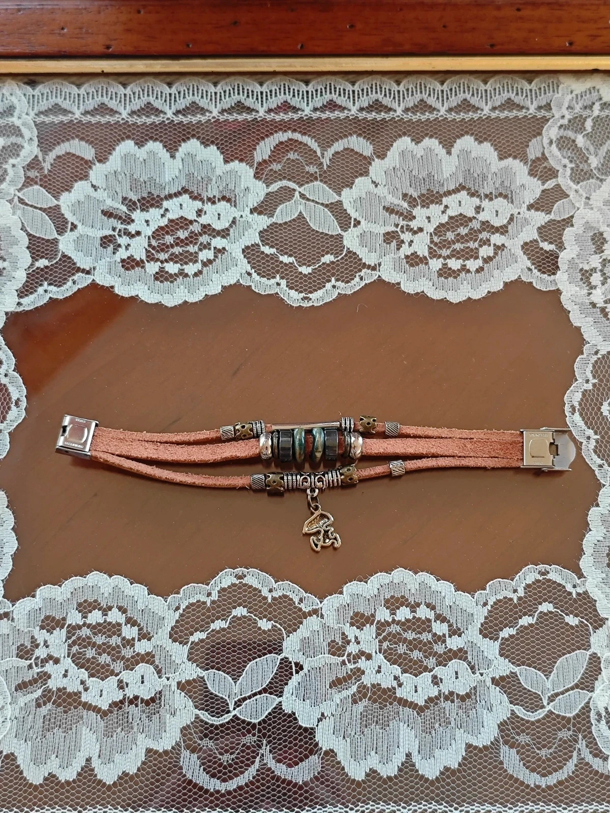 🌺 Pulsera de tiras de piel marrón con charms y cierre de acero 5