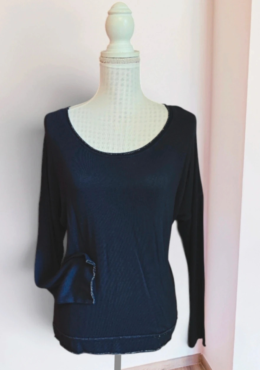 🌺 Camiseta de punto azul marino con bordes plateados