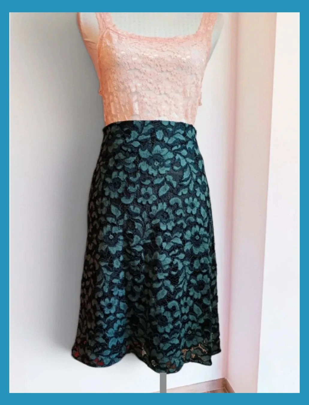 🌺Falda de blonda azul marino, de Zara, talla S
