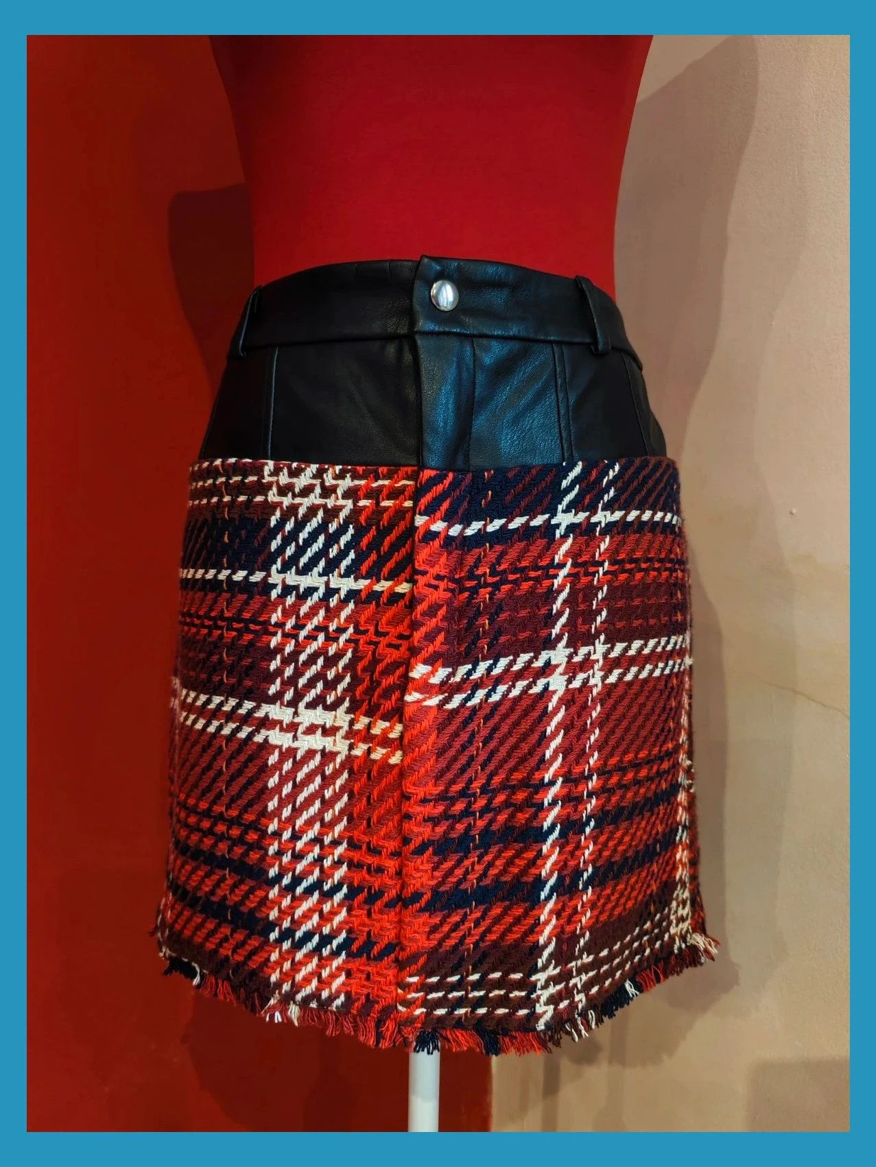 🌺Minifalda que combina dos texturas, polipiel y estampado de cuadros escoceses – Bershka – taille L / 40 / 12 3