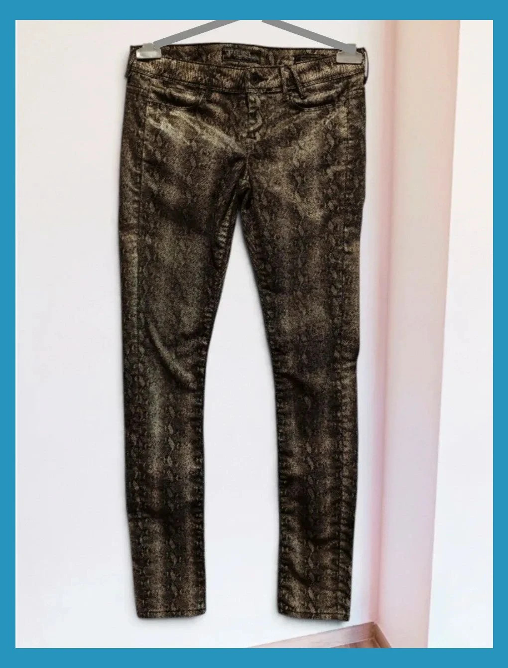 🌺 Pantalón vintage pitillo de Guess, estampado de serpiente