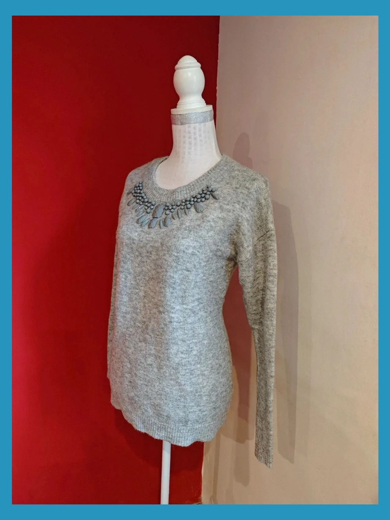 🌺 Jersey gris con abalorios en el escote – Yessica – taille L / 40 / 12 3