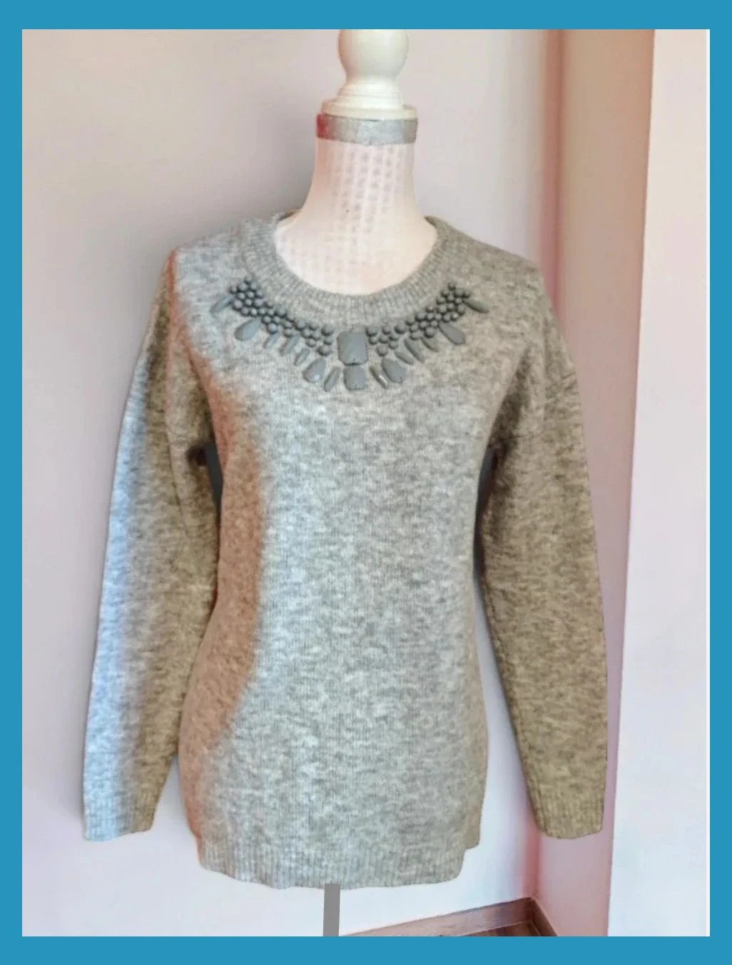 🌺 Jersey gris con abalorios en el escote