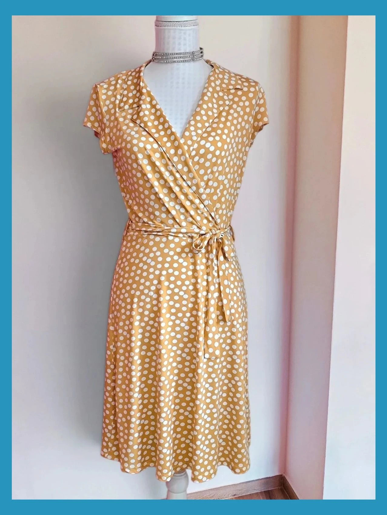 🌺 Bonito vestido camisero cruzado en pecho tono mostaza con círculos blancos