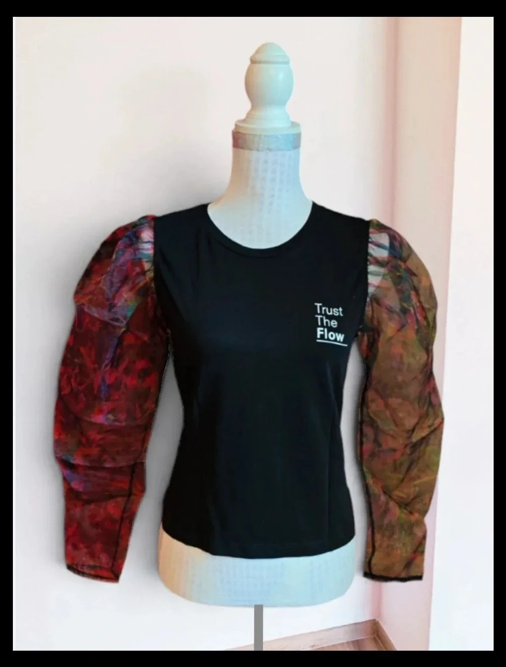 🌺Camiseta de algodón negro con mangas de tul transparente floreado, de Zara, talla M