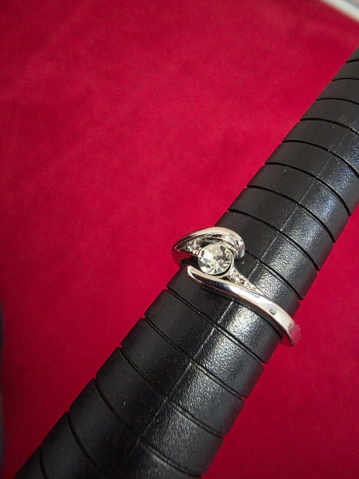 Bague Solitaire Entrelacé Argenté avec Strass / Oxydes de Zirconium Taille 55 (FR) 7 (US) – taille 16,1 mm 2