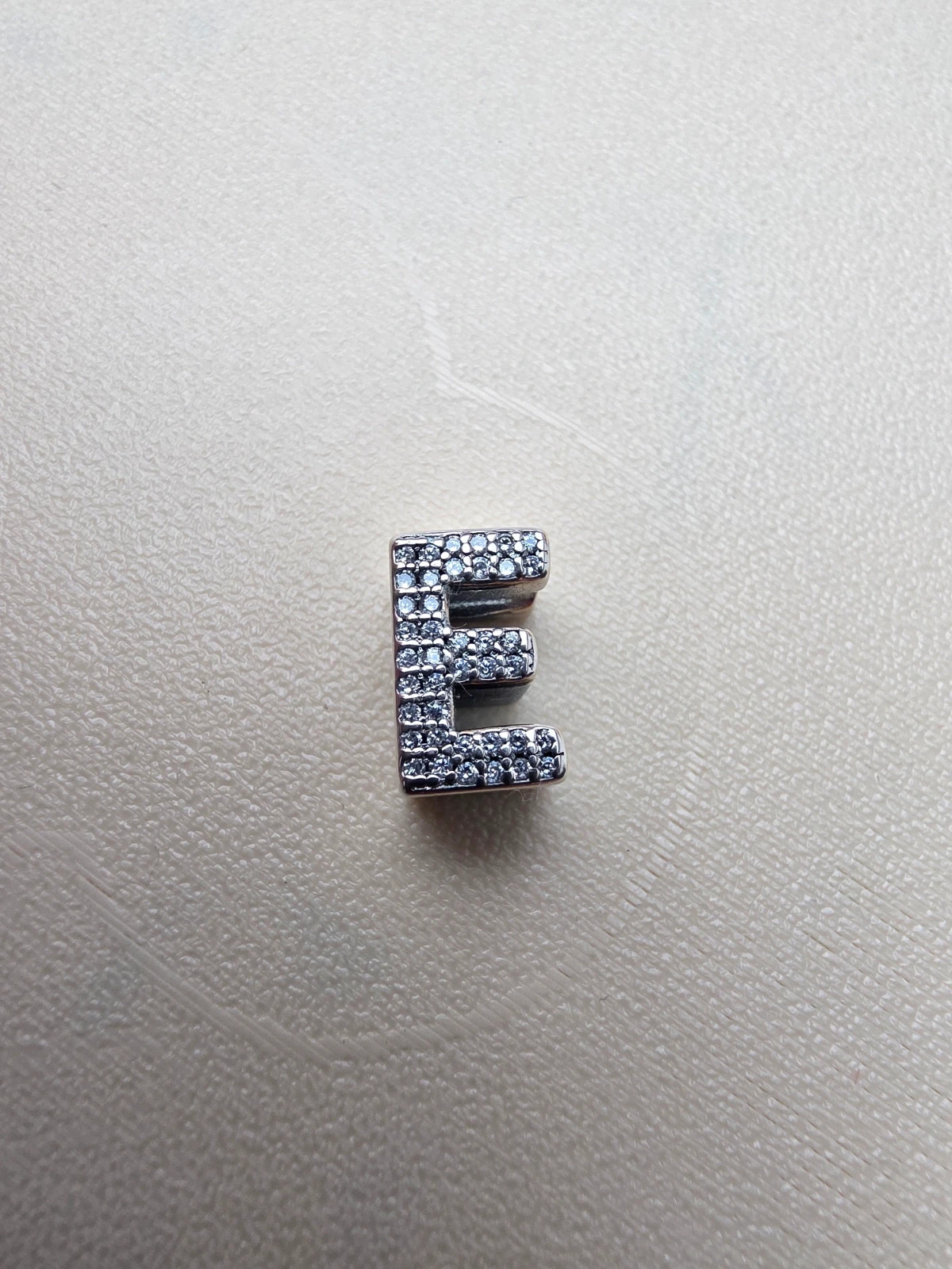 Charm lettre E – Charm 2