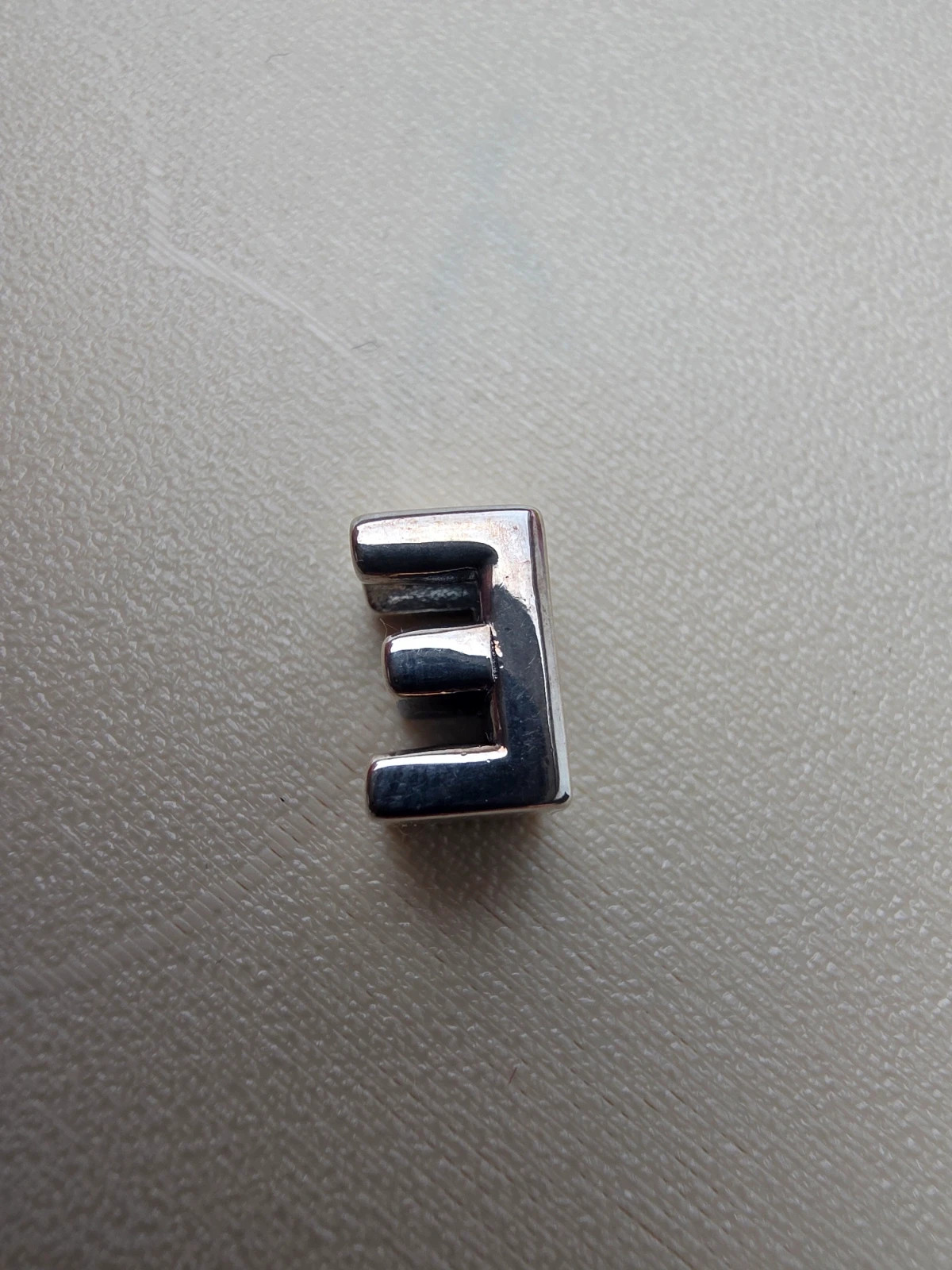 Charm lettre E – Charm 3