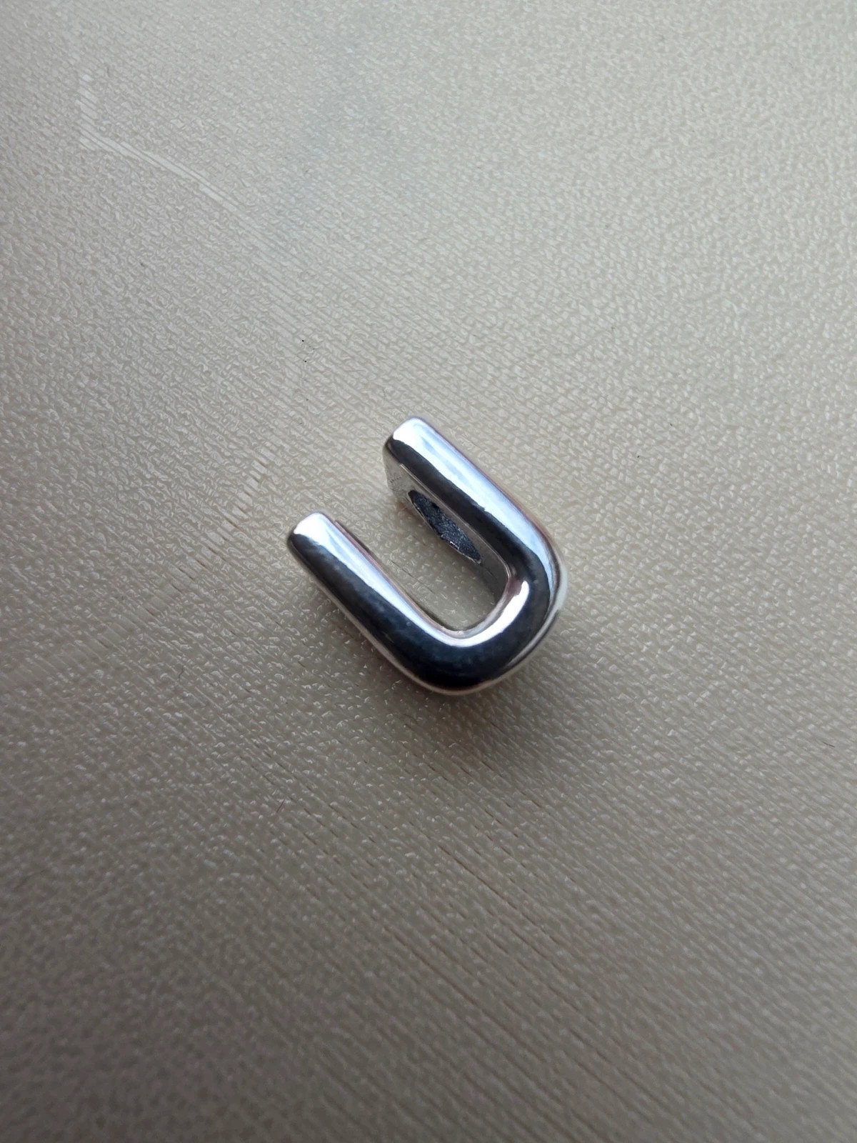 Charm lettre U – Charm 2