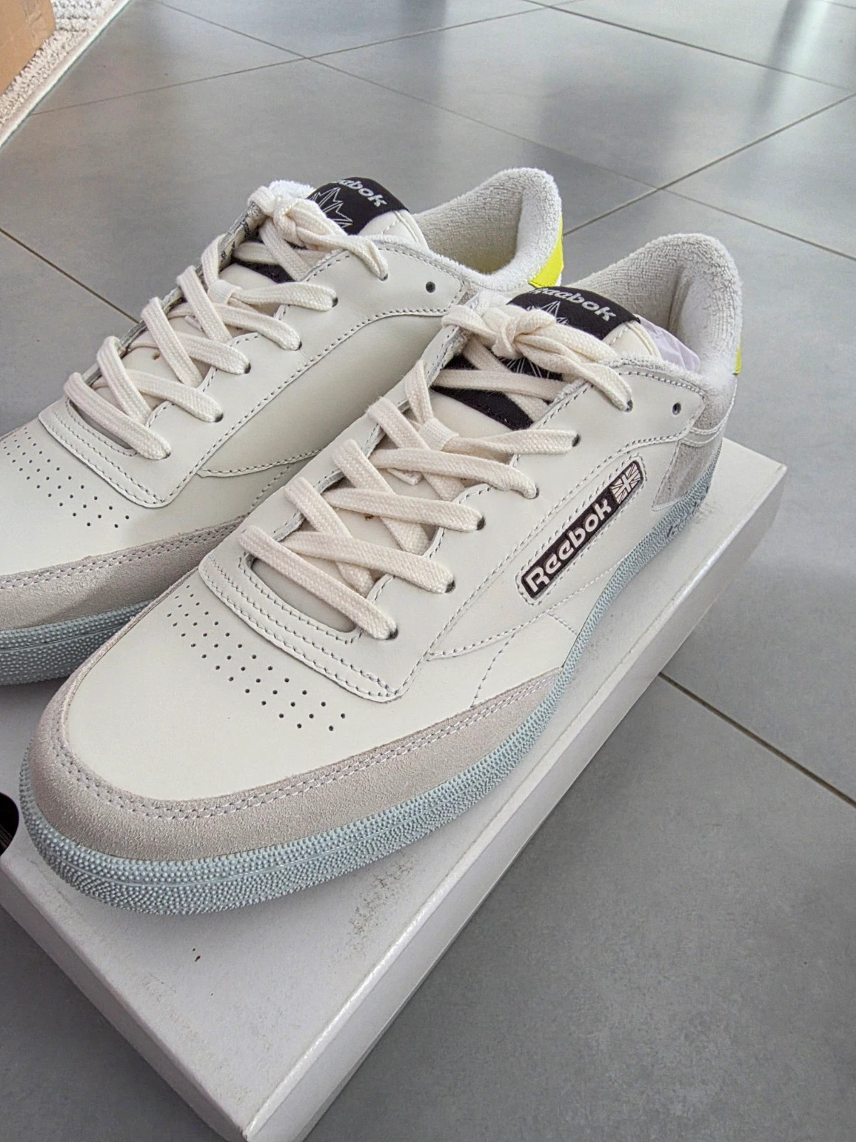Baskets Reebok x Off-White Club C Blanches et Vert Fluorescent Pointure 42 Neuves – Reebok – taille 42 2