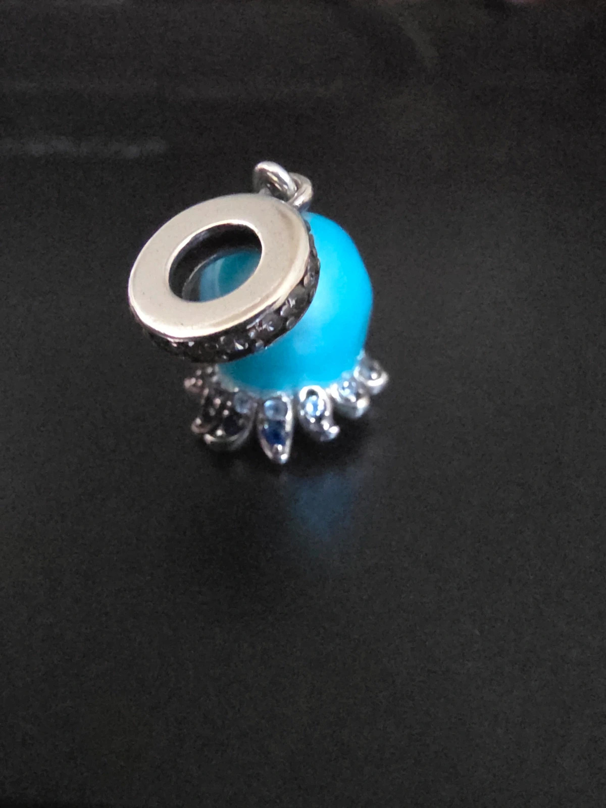Charm pieuvre lumineuse dans le noir – Charm 2