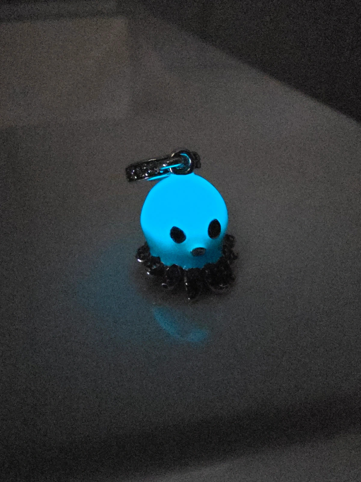 Charm pieuvre lumineuse dans le noir – Charm 3
