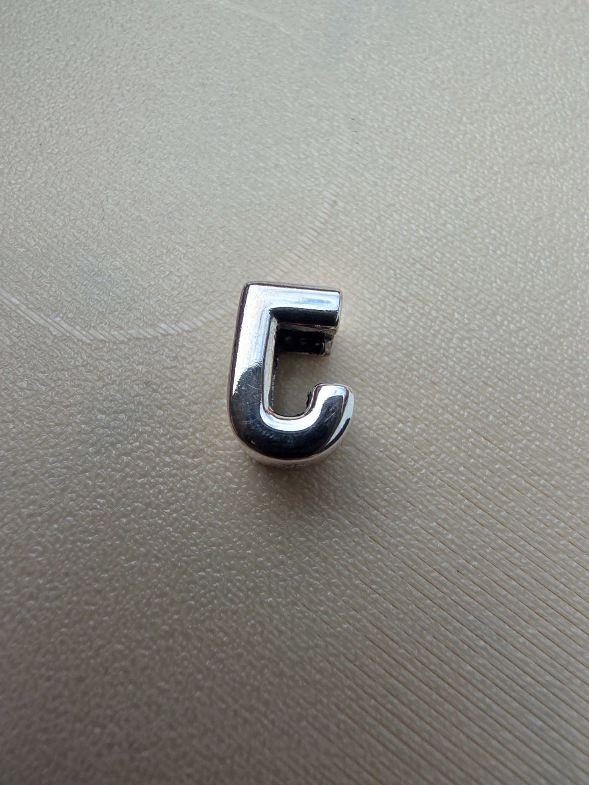 Charm lettre J argent – Charm 2