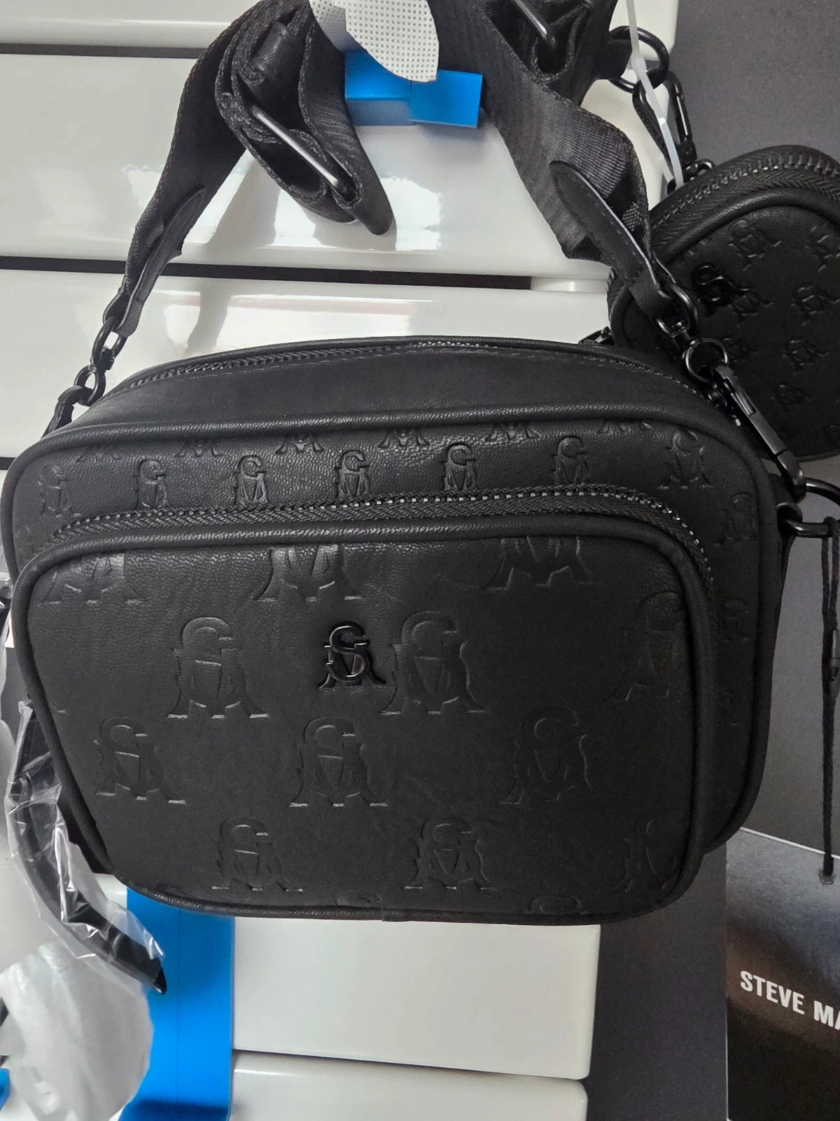 Sac bandoulière Steve Madden noir monogrammé avec pochette – Steve Madden 2