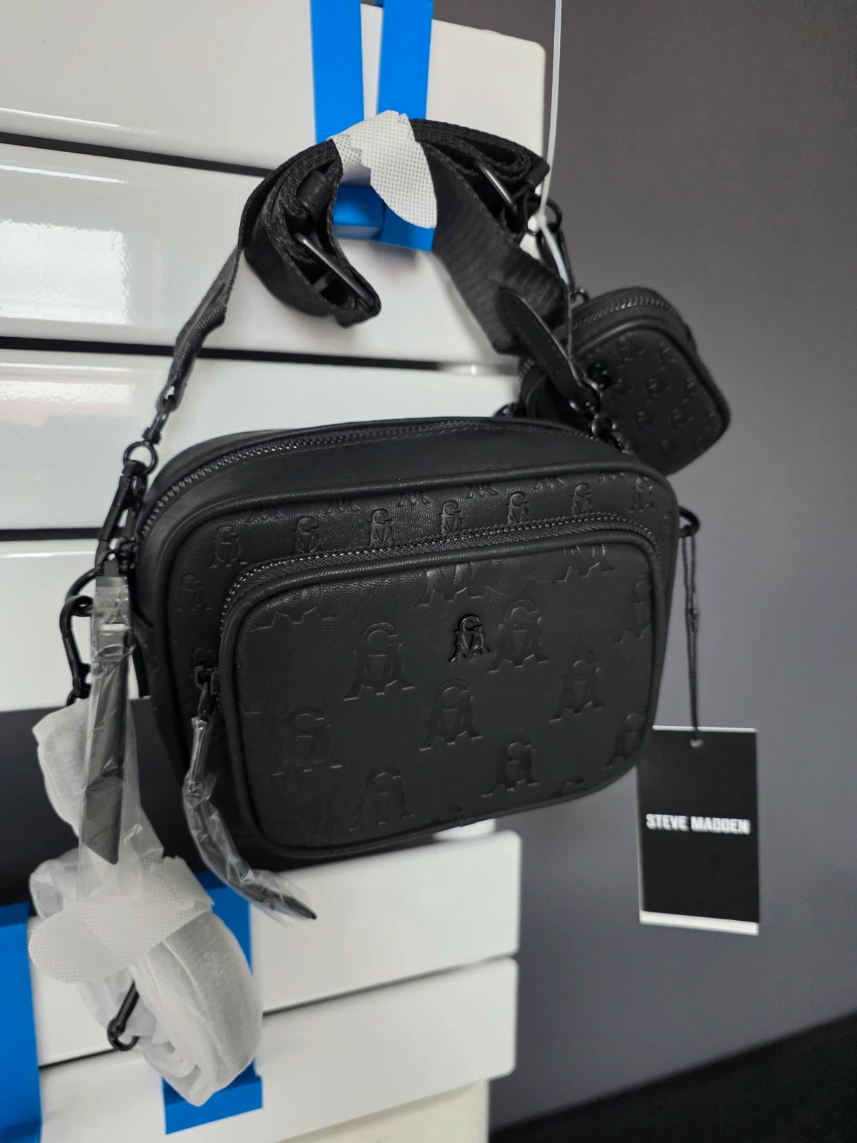 Sac bandoulière Steve Madden noir monogrammé avec pochette