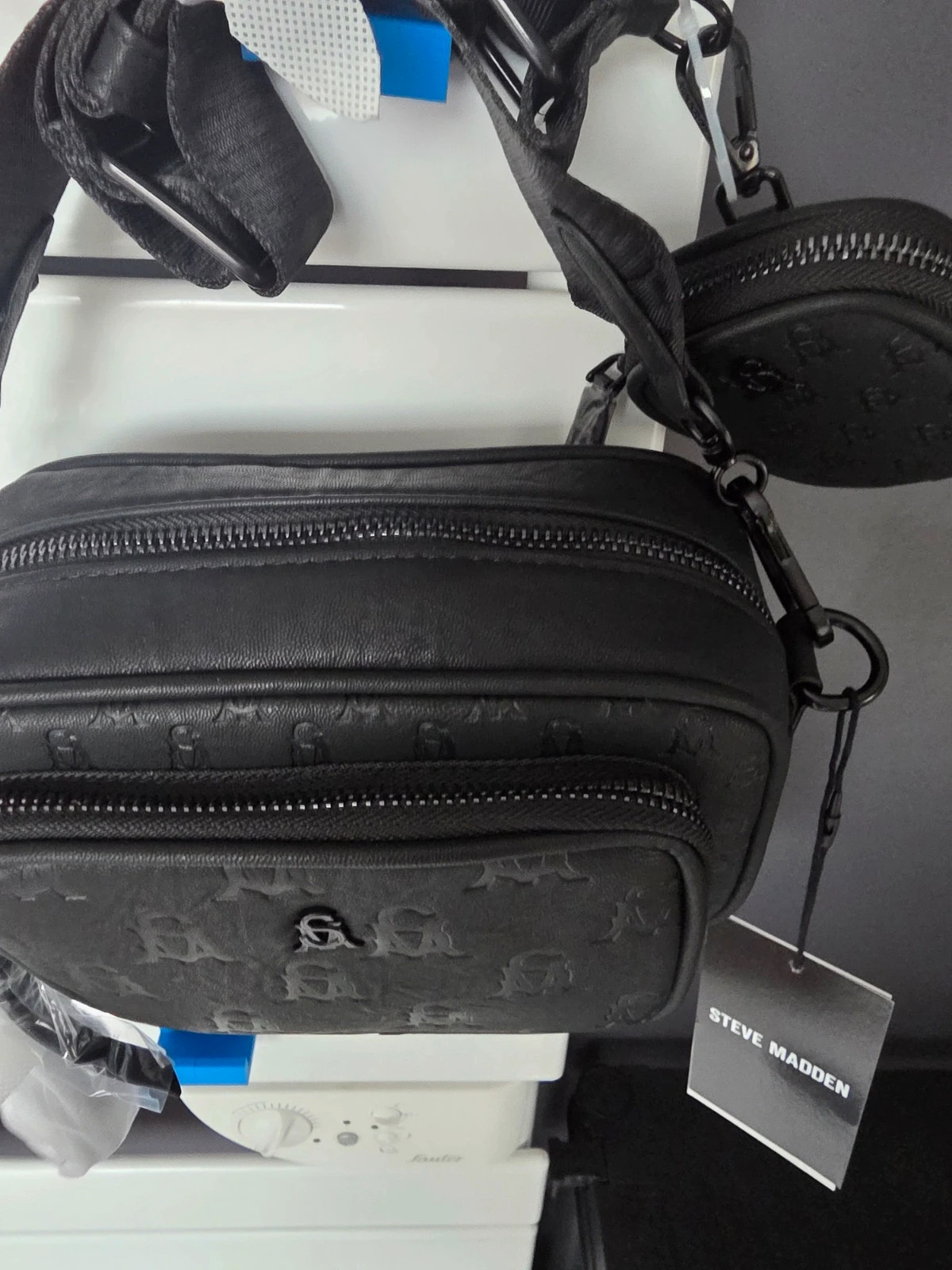 Sac bandoulière Steve Madden noir monogrammé avec pochette – Steve Madden 3
