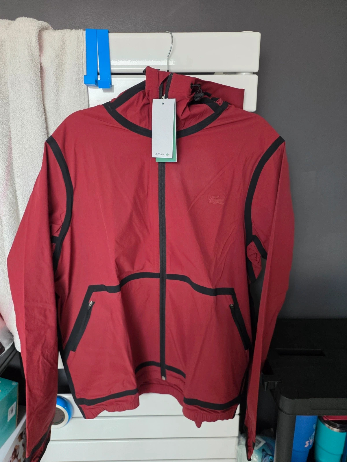 Veste / Coupe-vent à capuche Lacoste bordeaux et noir Taille 52 (L) – Lacoste – taille L