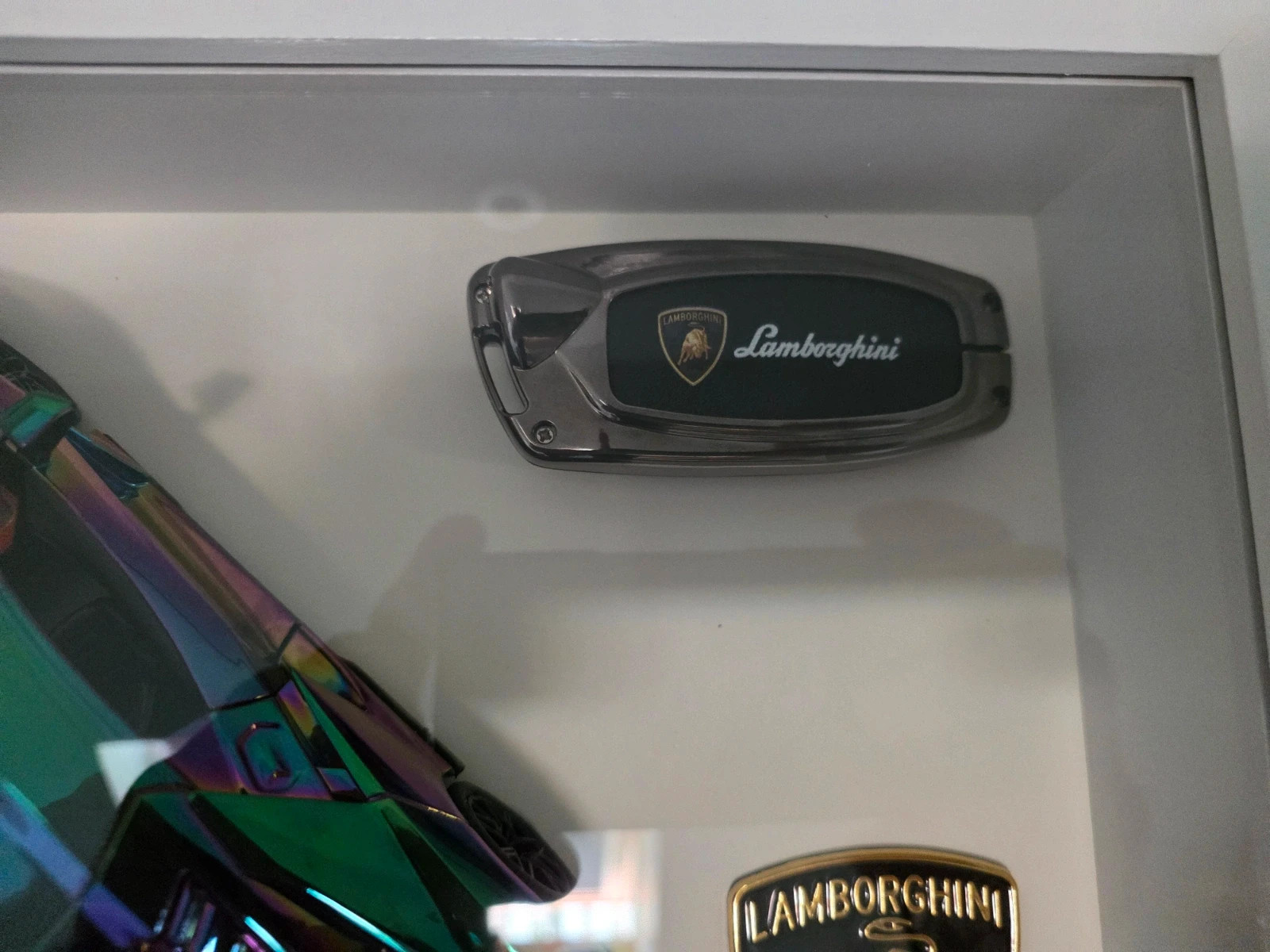 Cadre de Collection Lamborghini – Miniature 1/24 Caméléon, Clé & Logo – Lamborghini – taille Prématuré, jusqu'à 44cm 2