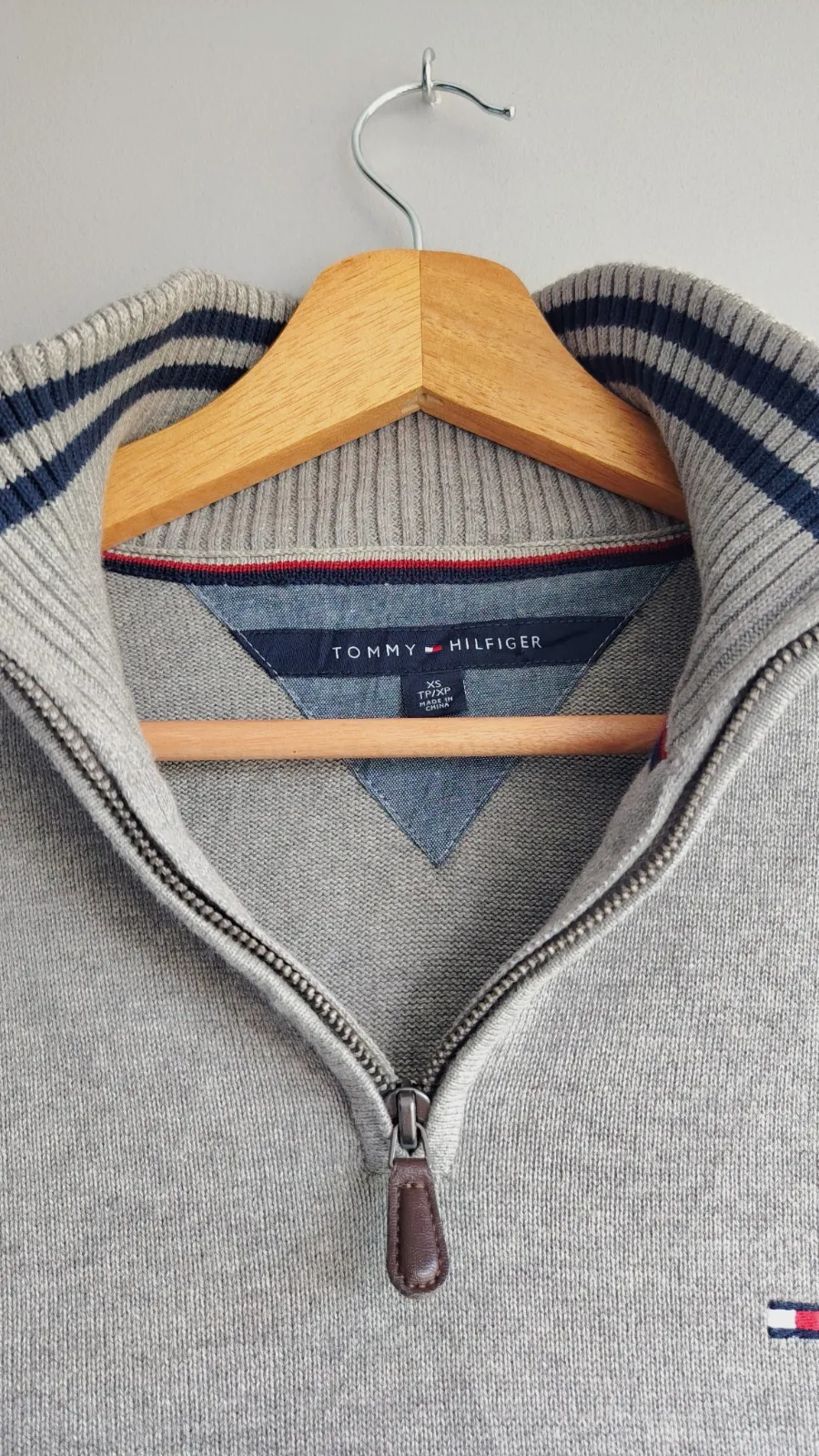 Pull col montant zippé Tommy Hilfiger gris – Tommy Hilfiger – taille XS 4