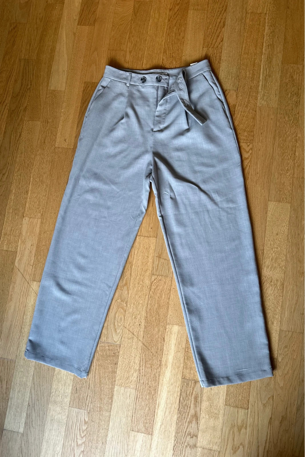 Pantalon de tailleur gris à pinces Stradivarius – Taille 40