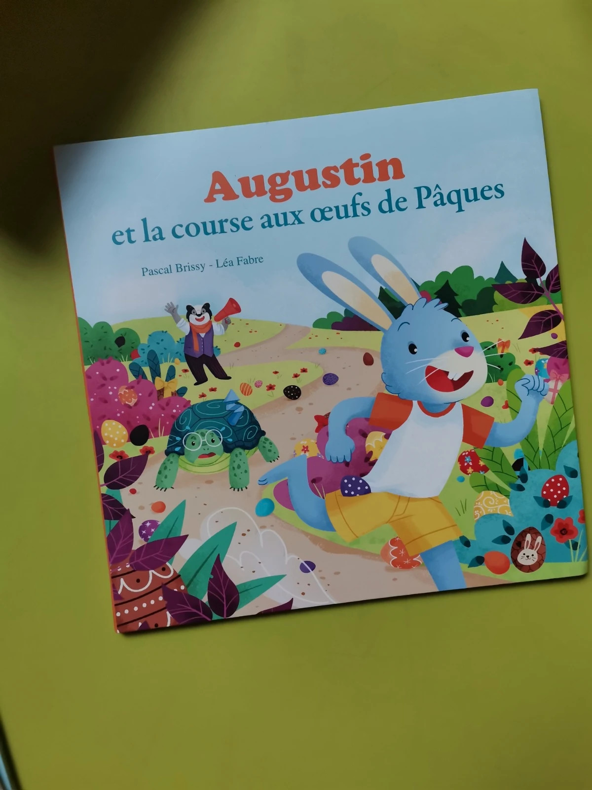 Augustin et la course aux œufs de pâques