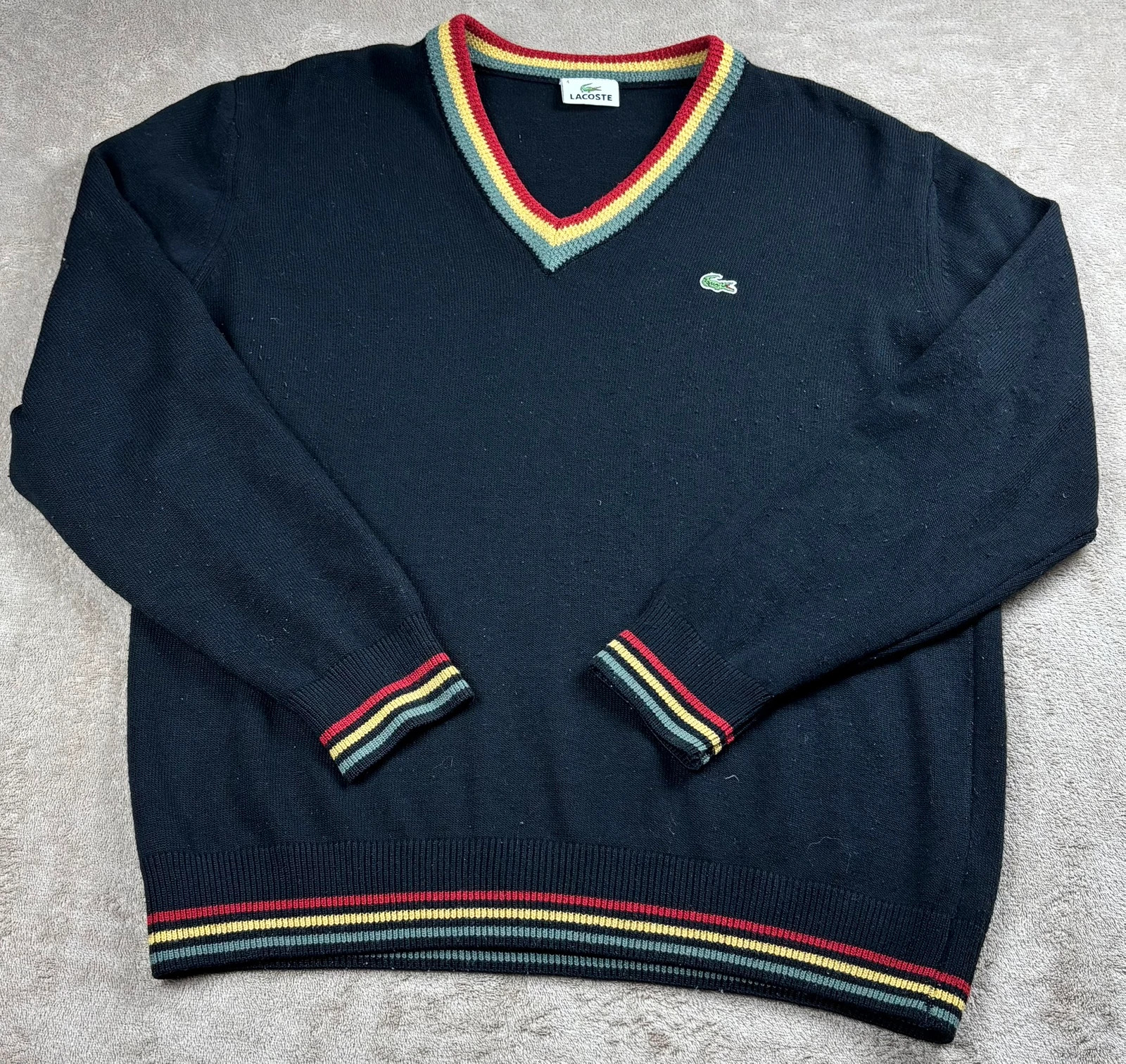 Pull col V Lacoste vintage noir bordures rayées – Taille 4 (M/L)
