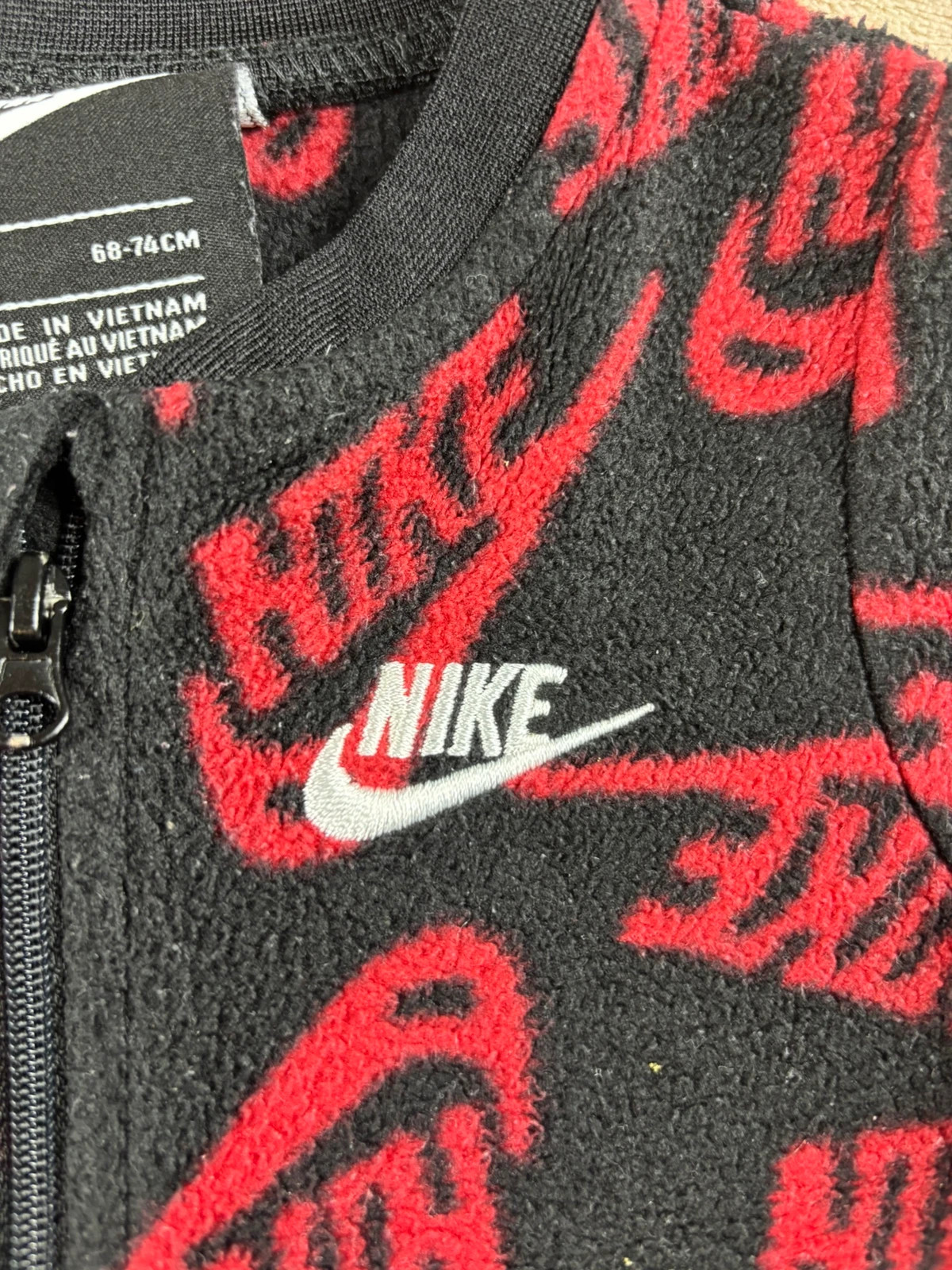 Combinaison / Pyjama polaire Nike bébé 9 mois (68-74 cm) - Noir & Rouge – Nike – taille 9-12 mois / 74 cm 2