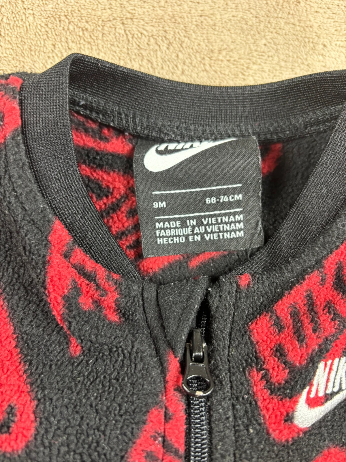 Combinaison / Pyjama polaire Nike bébé 9 mois (68-74 cm) - Noir & Rouge – Nike – taille 9-12 mois / 74 cm 3