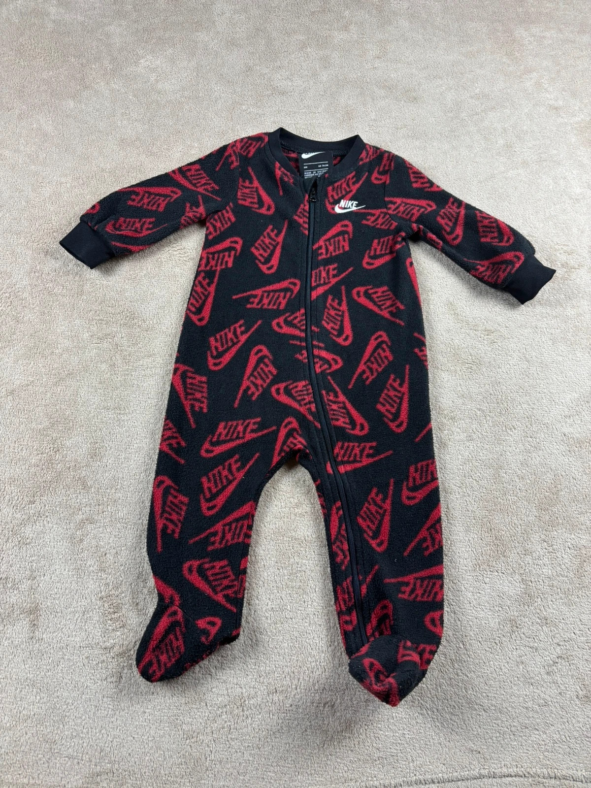 Combinaison / Pyjama polaire Nike bébé 9 mois (68-74 cm) - Noir & Rouge
