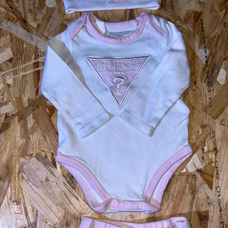 Ensemble 3 pièces Guess pour petite fille, taille 6-9 mois (100% coton bio). – GUESS – taille 6-9 mois / 68 cm 3
