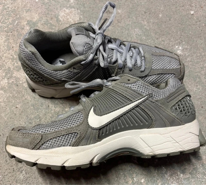 Nike Zoom Vomero 5 Grises - Taille 38