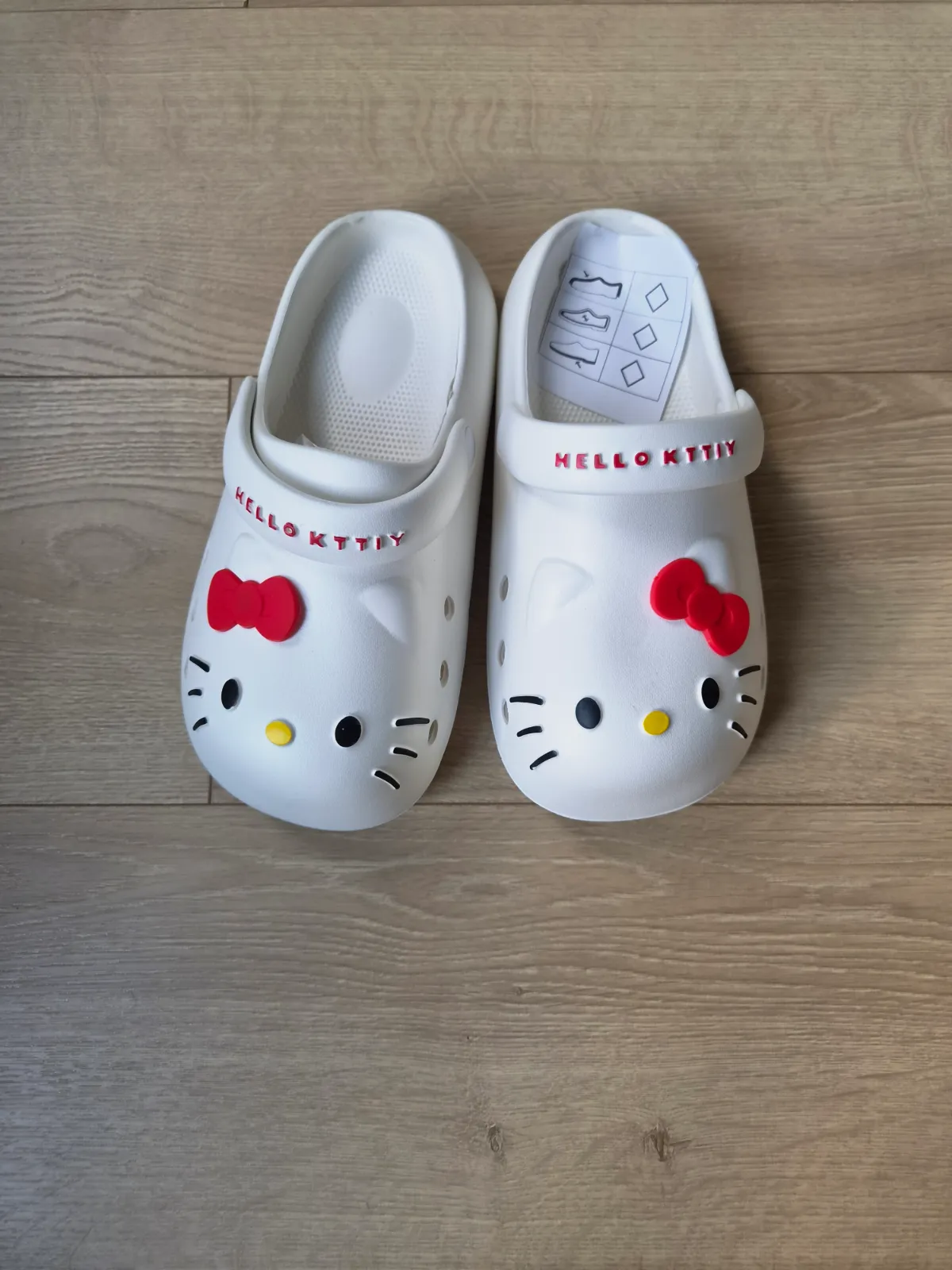 Sabots de plage blancs Hello Kitty 3 ans – Hello Kitty – taille EU 38 2