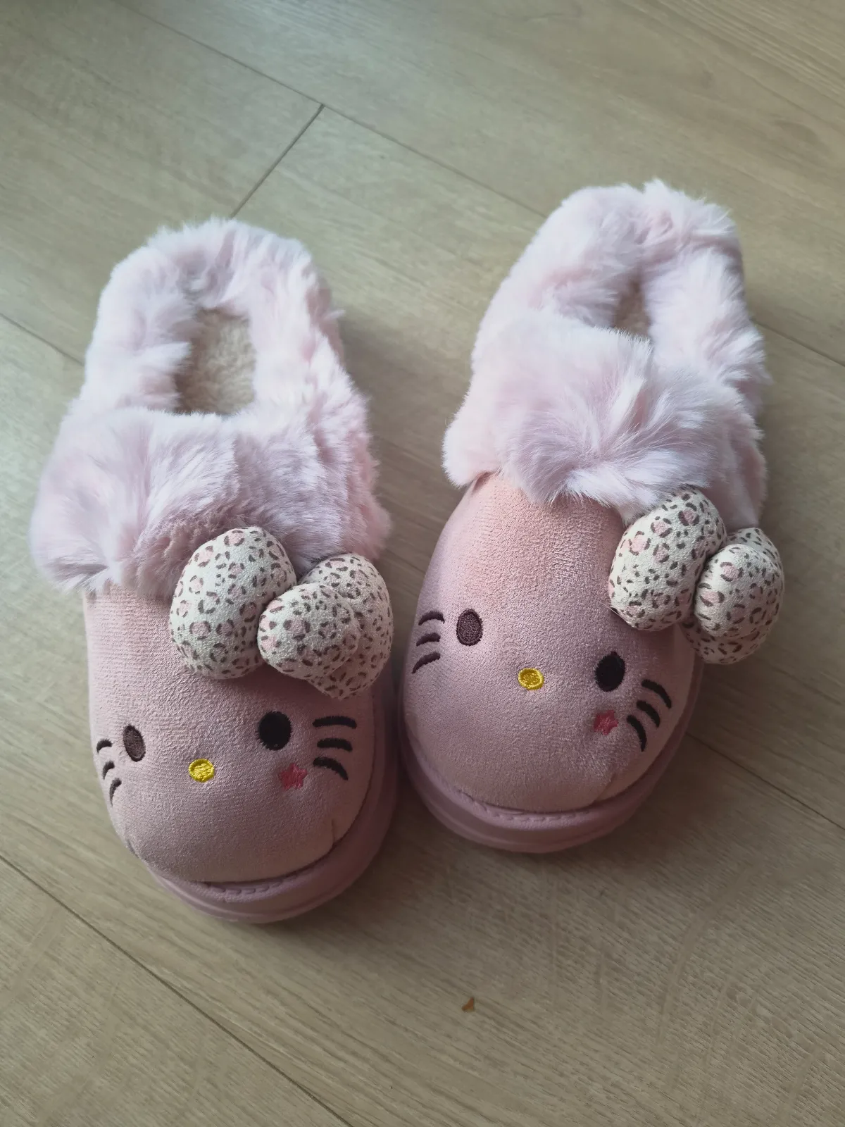 Chaussons Hello Kitty roses en fausse fourrure – Sanrio – taille EU 38 3