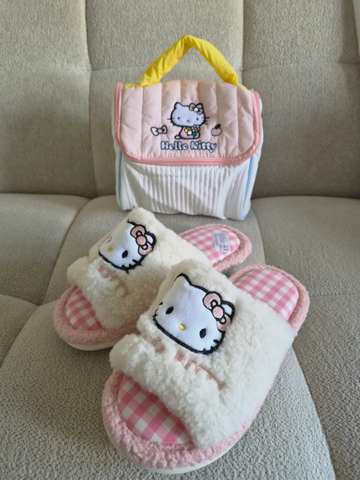 Chaussons et trousse Hello Kitty Sanrio – Sanrio – taille EU 35 3