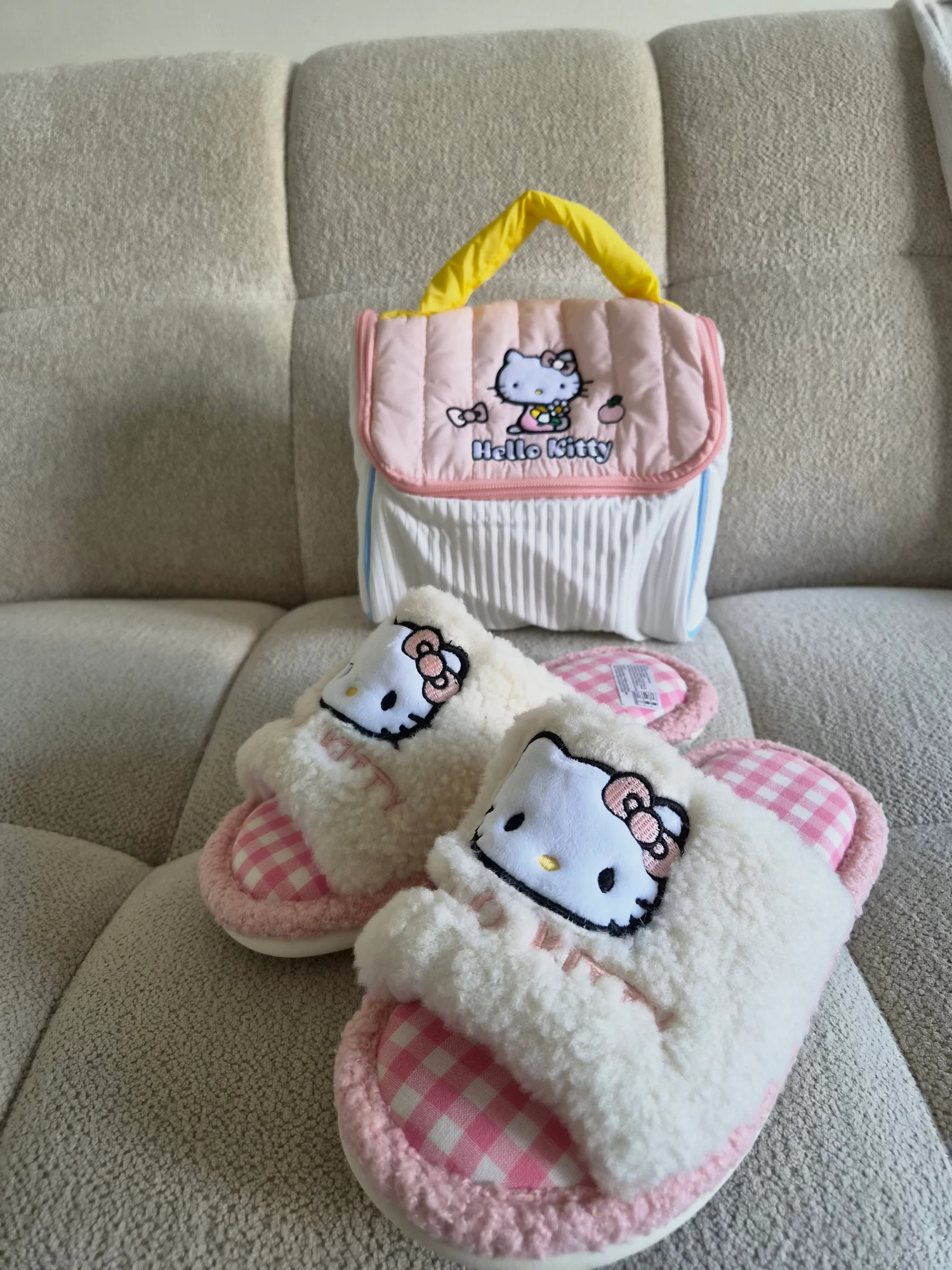 Chaussons et trousse Hello Kitty Sanrio
