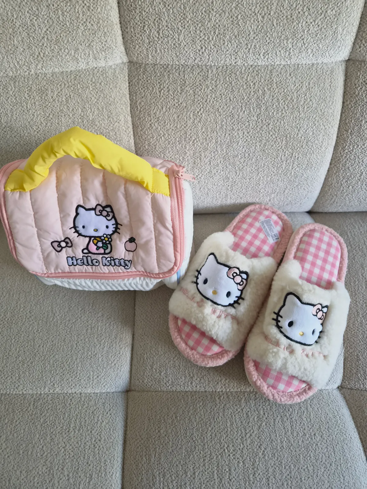 Chaussons et trousse Hello Kitty Sanrio – Sanrio – taille EU 35 4
