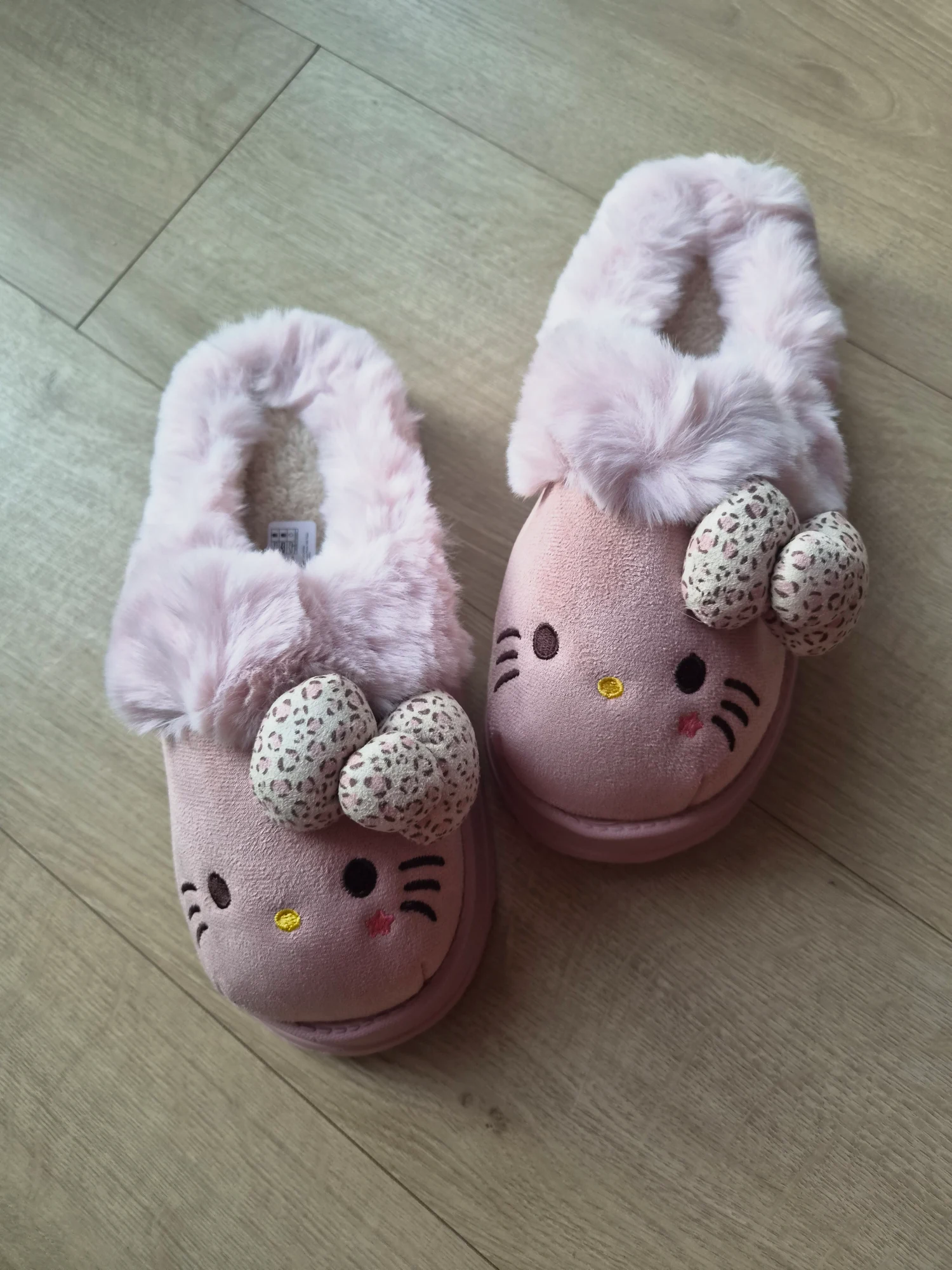 Chaussons Hello Kitty roses en fausse fourrure