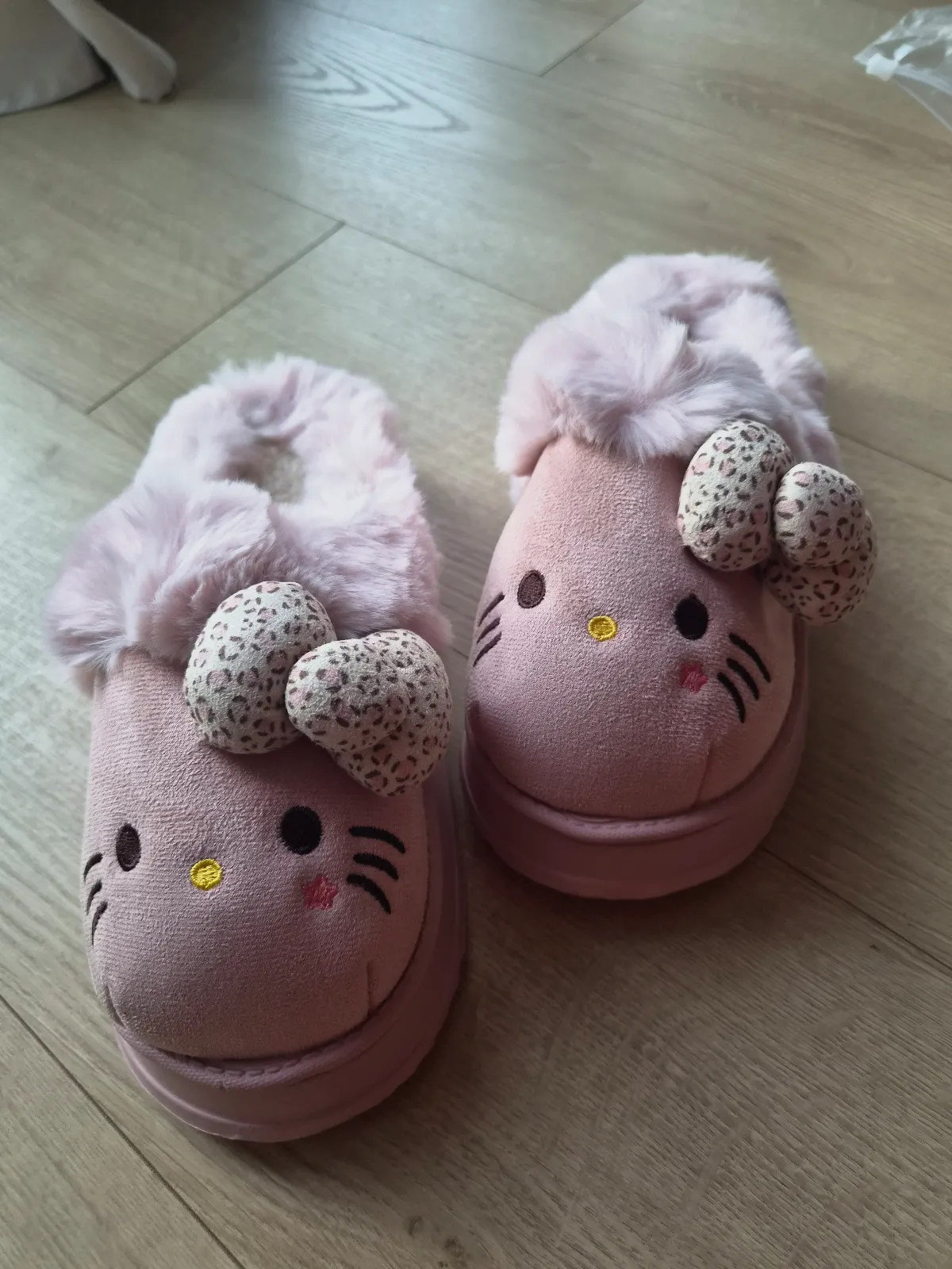 Chaussons Hello Kitty roses en fausse fourrure – Sanrio – taille EU 38 2